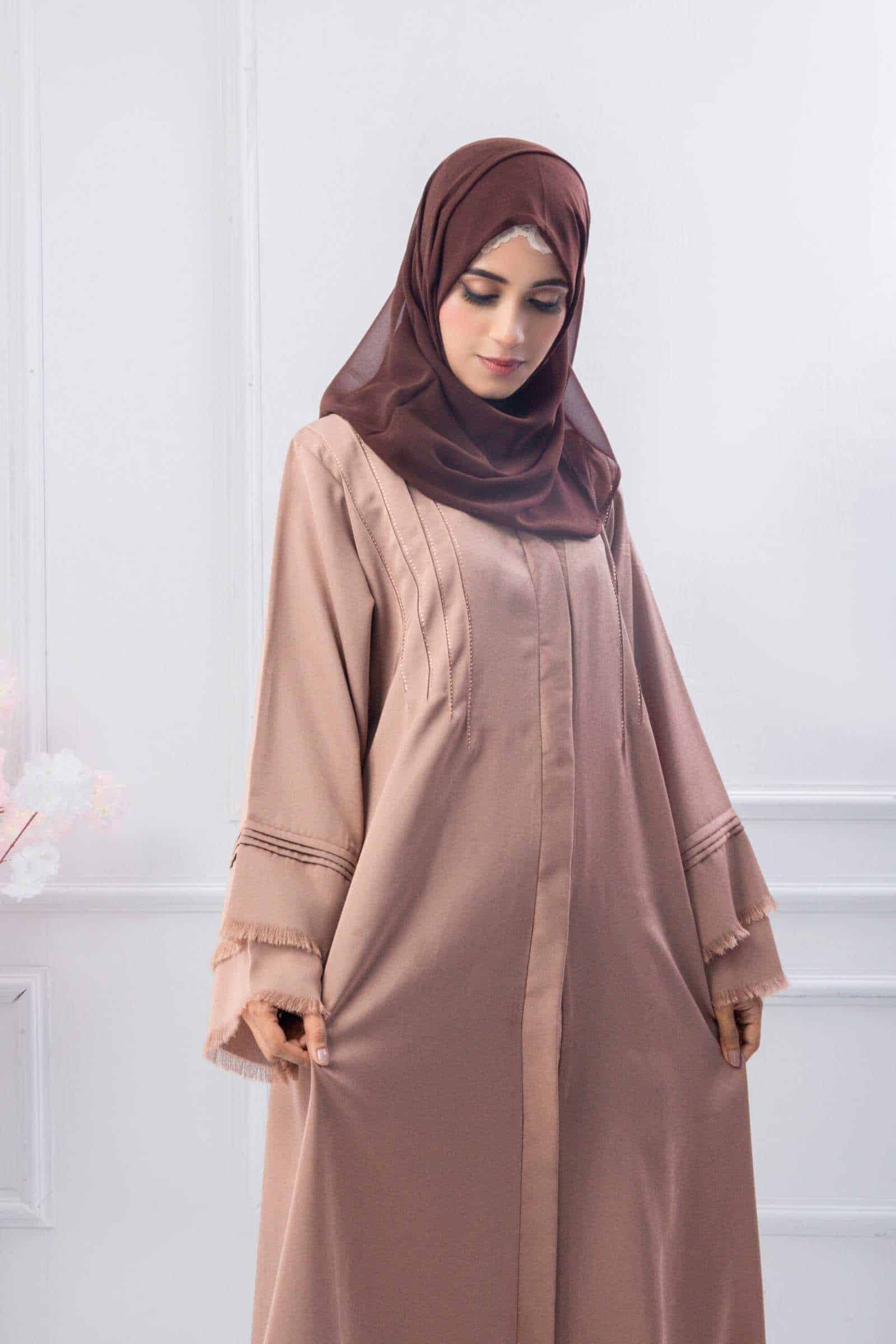 Woman standing with an stylish pose